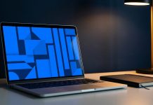 CRM für Startups: Was sich wirklich lohnt – und woran jede zweite Einführung scheitert CRM für Startups: Arbeitsplatz eines jungen Teams mit Laptop und Vertriebspipeline