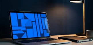CRM für Startups: Was sich wirklich lohnt – und woran jede zweite Einführung scheitert CRM für Startups: Arbeitsplatz eines jungen Teams mit Laptop und Vertriebspipeline