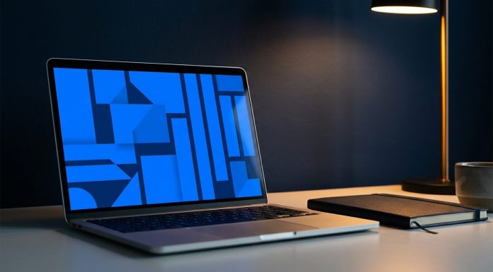 CRM für Startups: Was sich wirklich lohnt – und woran jede zweite Einführung scheitert CRM für Startups: Arbeitsplatz eines jungen Teams mit Laptop und Vertriebspipeline