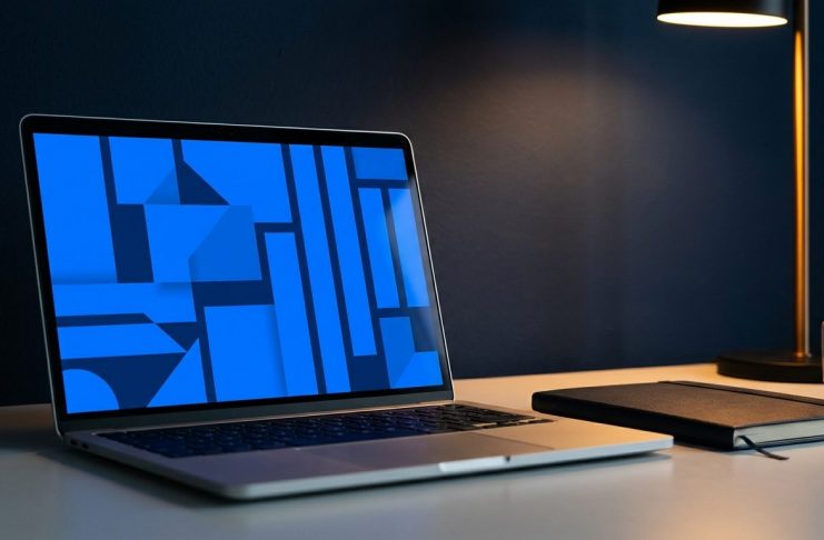CRM für Startups: Was sich wirklich lohnt – und woran jede zweite Einführung scheitert CRM für Startups: Arbeitsplatz eines jungen Teams mit Laptop und Vertriebspipeline