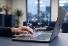Automatisierung im Alltag: Was der 2,5-Milliarden-Dollar-Aufstieg von n8n über Delegation lehrt Editorielle Illustration eines Automatisierungs-Workflows im Startup-Büro, navy/amber/electric-blue