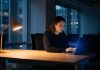 Burnout bei jungen Gründern: Warum die Belastung wächst – und wie du früh gegensteuerst Junge Gründerin arbeitet spät abends allein am Laptop – Symbolbild für Burnout bei jungen Gründern