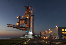 350 Millionen Auftragsbuch bei 125 Millionen Kapital: Was HyImpulse anders macht Weiße suborbitale Rakete steht bei Dämmerung auf einer Startrampe an einem nordeuropäischen Küsten-Startplatz, im Vordergrund Kryo-Dampf und zwei anonyme Techniker in Warnwesten, im Hintergrund ein bernsteinfarben beleuchtetes Kontrollgebäude