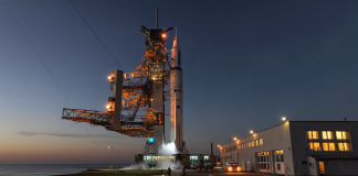 350 Millionen Auftragsbuch bei 125 Millionen Kapital: Was HyImpulse anders macht Weiße suborbitale Rakete steht bei Dämmerung auf einer Startrampe an einem nordeuropäischen Küsten-Startplatz, im Vordergrund Kryo-Dampf und zwei anonyme Techniker in Warnwesten, im Hintergrund ein bernsteinfarben beleuchtetes Kontrollgebäude